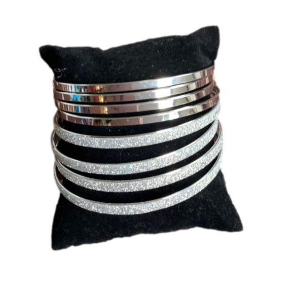 VINTAGE SET OF 8 SILVER TONE BRACELETS - Picture 1 of 2